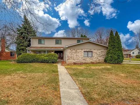 3960 Kings Point Dr, Troy, MI 48083