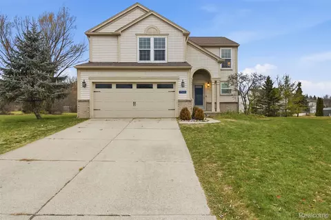 7846 Fawn Ct, Waterford, MI 48327