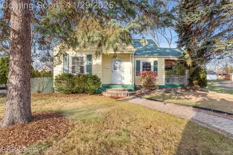 2206 Third St, Trenton, MI 48183