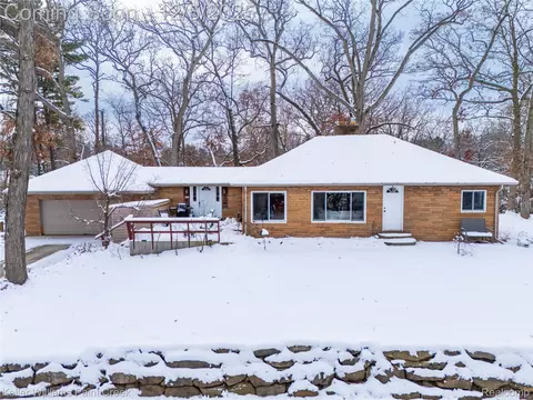 915 Dollar Bay Dr, Orion, MI 48362