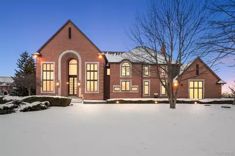 5744 Lochmoor Ct, Oakland, MI 48306