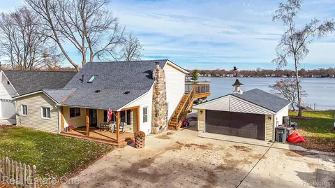 3802 Highland Ct, Highland, MI 48356