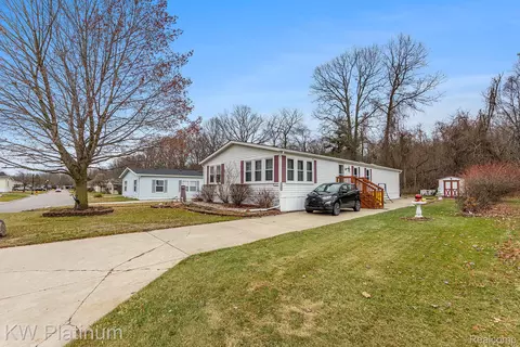 8042 Harbour Dr, Ira, MI 48023