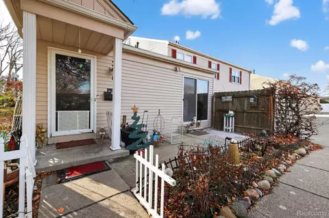 24145 Meadowbridge Dr #79, Clinton Township, MI 48035