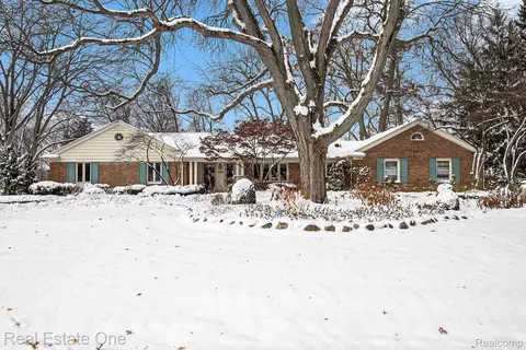 4616 Coachmaker Dr, Bloomfield Hills, MI 48302