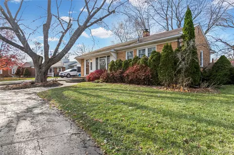 2835 Otsego Rd, Waterford, MI 48328