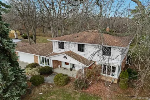 3092 Woodland Ridge Dr, West Bloomfield, MI 48323