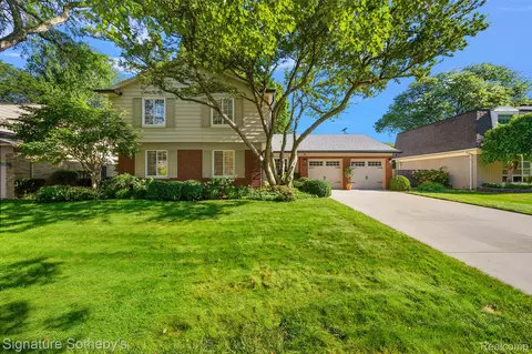 580 N Brys Dr, Grosse Pointe Woods, MI 48236