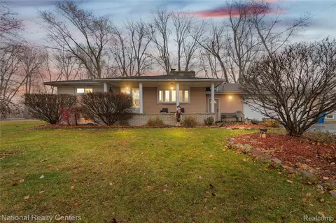 1481 Lochaven Rd, Waterford, MI 48327