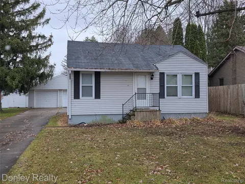 2835 Doyle St, Marlette, MI 48453