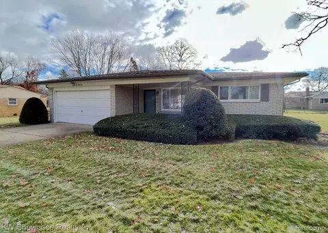 8141 Rene Ct, White Lake, MI 48386