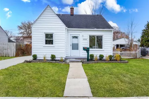 22422 Hanson Ct, Saint Clair Shores, MI 48080