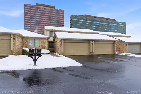 20207 Evergreen Meadows Rd, Southfield, MI 48076