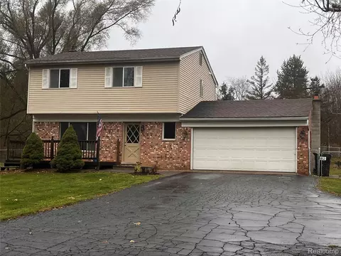 11048 Silver Dr, Hamburg, MI 48139