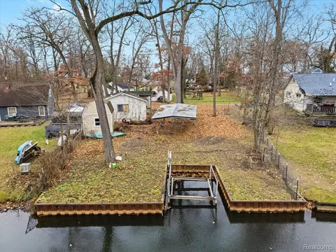4370 Leroy St, White Lake, MI 48383