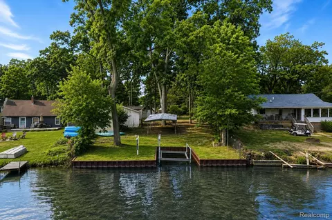 4370 Leroy St, White Lake, MI 48383