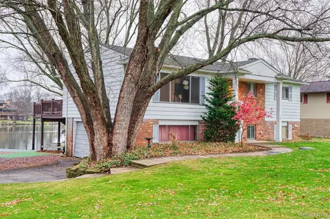 11812 Waycross Rd, Brighton, MI 48114
