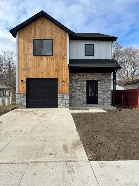 27095 Lawnwood St, Roseville, MI 48066