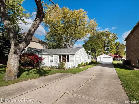 1674 Kirkton Dr, Troy, MI 48083