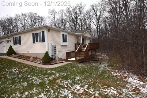 9562 Woodside Cir, Grand Blanc, MI 48439