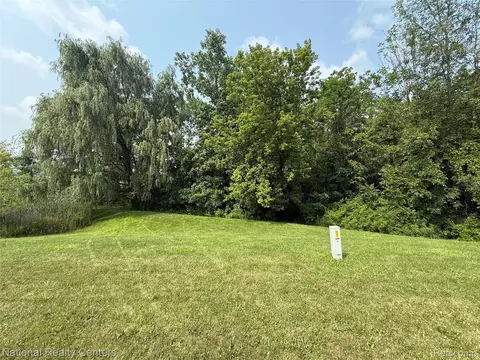 10421 Valley Creek Dr, Goodrich, MI 48438
