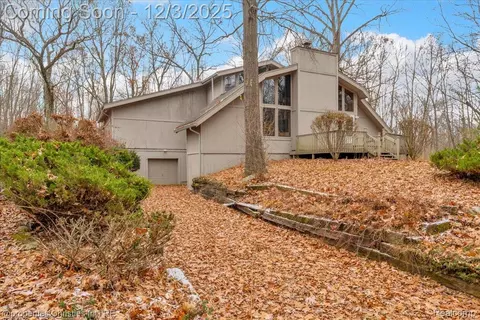 13095 Woodland Trl, Springfield, MI 48350