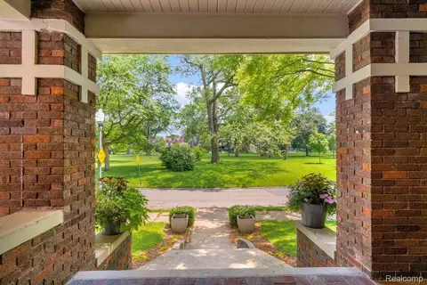 658 Longfellow St, Detroit, MI 48202