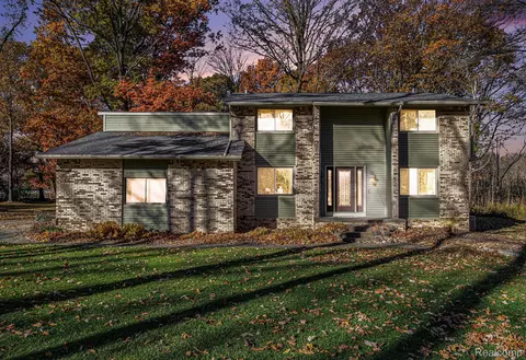 2713 Coyote Rdg, Milford, MI 48381