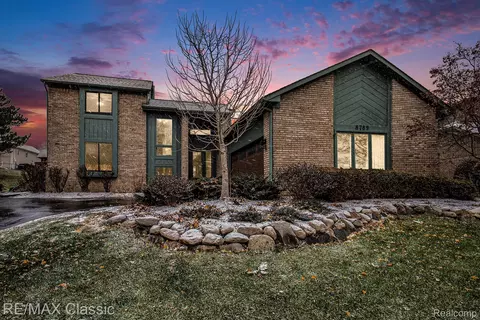 8789 El Dorado Dr, White Lake, MI 48386