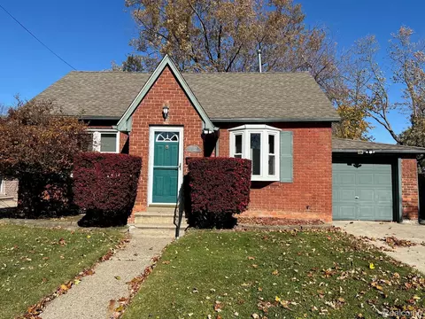 22119 Blackburn St, Saint Clair Shores, MI 48080