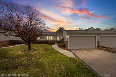 35282 Meadow Ln, Farmington Hills, MI 48335