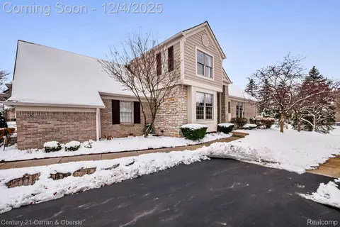 16925 Lochmoor Cir E, Northville, MI 48168