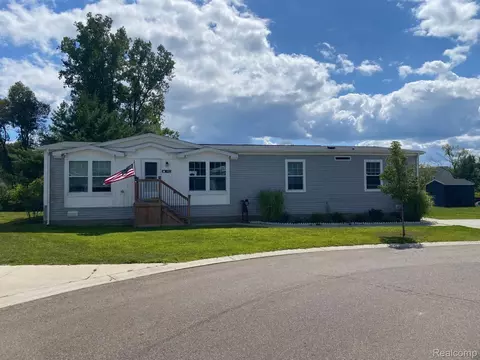 9922 Macbeth St, Fenton, MI 48430