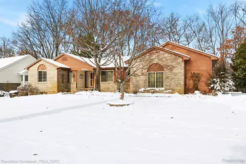 8930 Twin Lakes Dr, White Lake, MI 48386