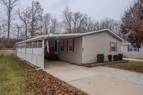 13480 Denver Dr, Hartland, MI 48353