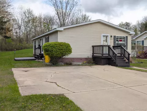 11359 Lake Dr, Fenton, MI 48430