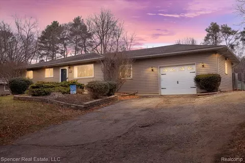 3322 Genoa Rd, Independence, MI 48346