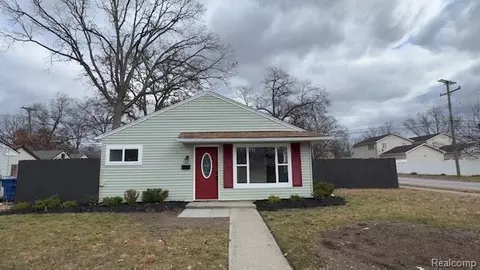 5087 Hunt St, Wayne, MI 48184