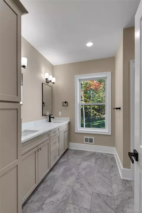 Bath - 7877 Donegal Ct, Tyrone, MI 48430 photo 1 of 4