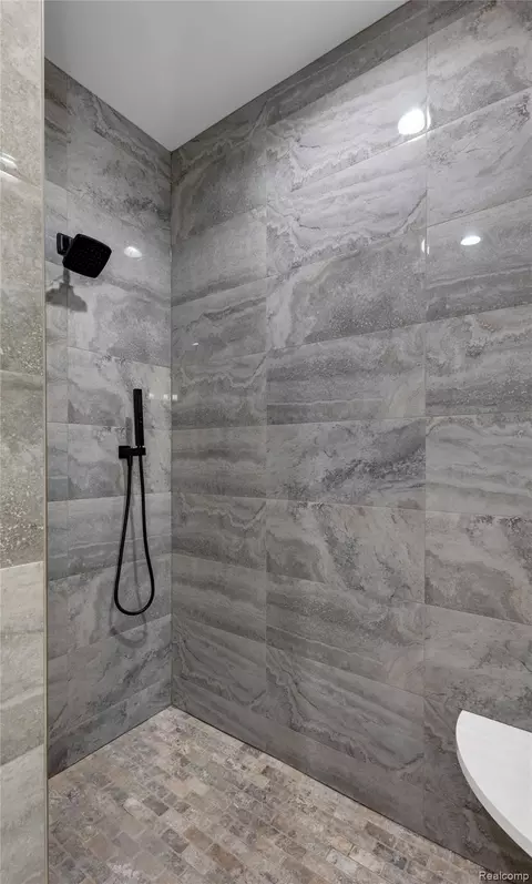 Bath - 7877 Donegal Ct, Tyrone, MI 48430 photo 2 of 4