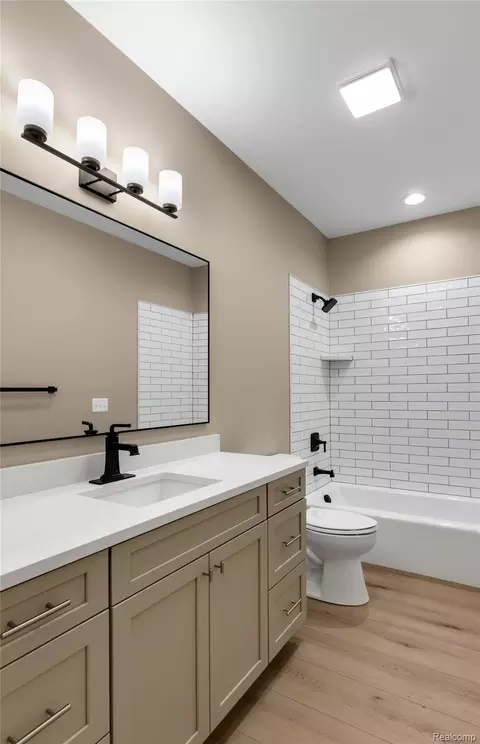 Bath - 7877 Donegal Ct, Tyrone, MI 48430 photo 3 of 4