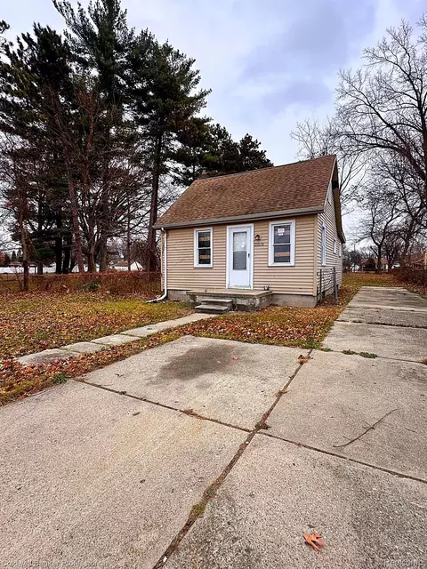 21576 Sunset Ave, Warren, MI 48091