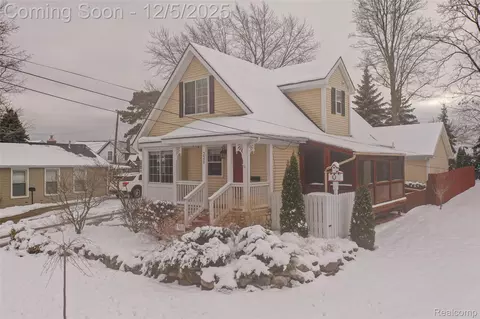221 W Walled Lake Dr, Walled Lake, MI 48390