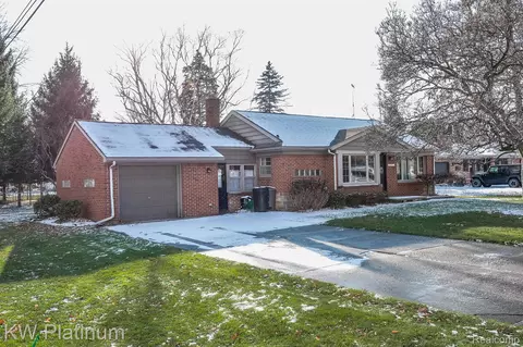 541 Cloverlawn St, East China, MI 48054