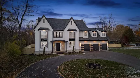 2840 Bolingbroke Dr, Troy, MI 48084