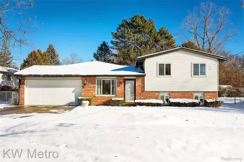 1350 Whitney Rd, Waterford, MI 48328
