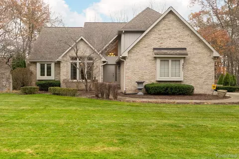 2321 Pine Holw, Brighton, MI 48114