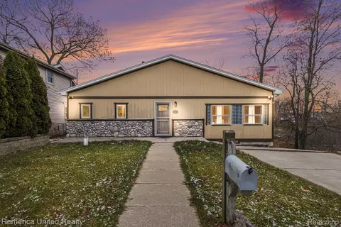 12237 Dalhart Dr, Fenton, MI 48430