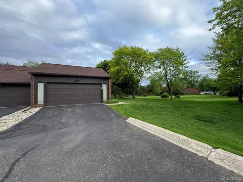 3152 Lindenwood Dr, Dearborn, MI 48120