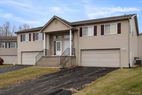 9542 Overlook Ct, Grand Blanc, MI 48439
